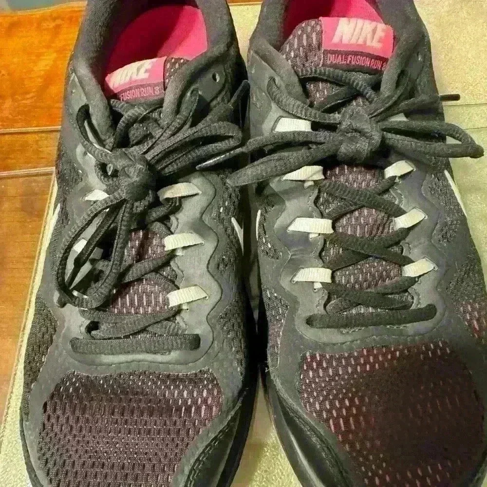 Used Women’s Nike Shoes Size 10